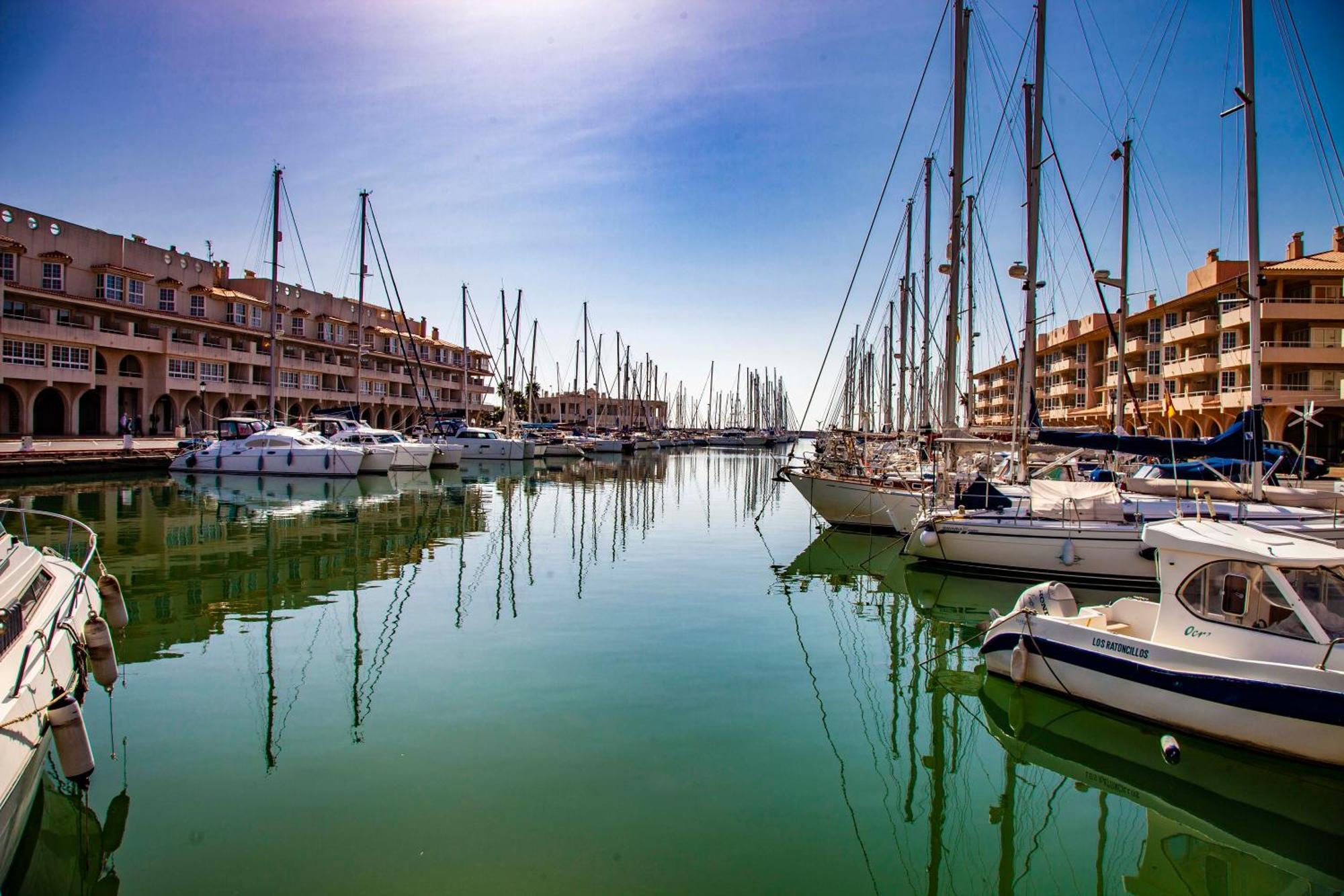 Expoholidays - Puerto Deportivo La Goleta 阿尔梅利马 外观 照片